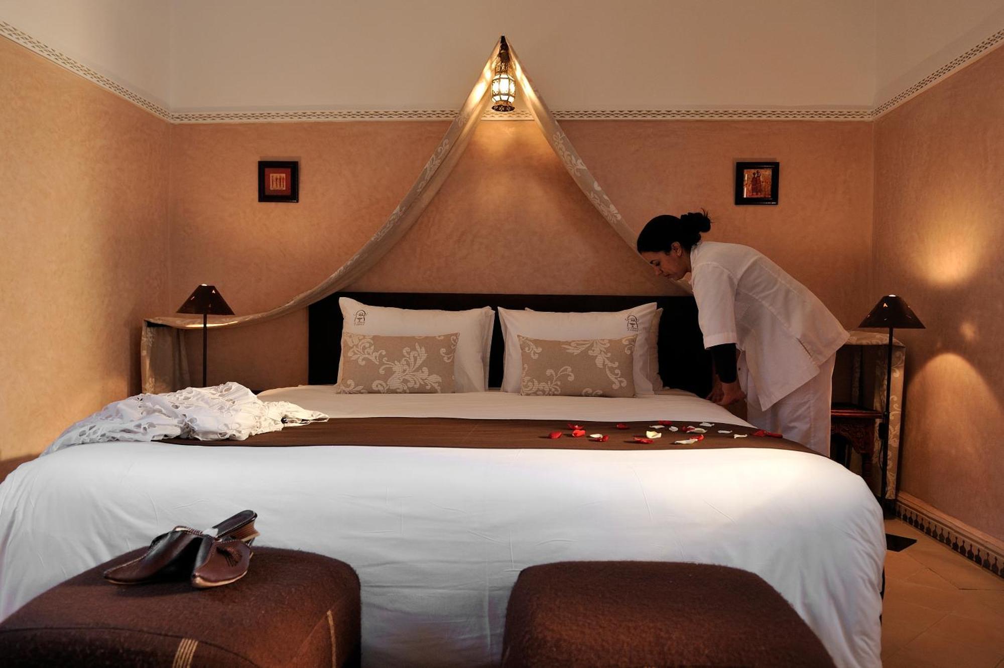 Riad Le Jardin D'Abdou Marraquexe Exterior foto A chambermaid making a bed